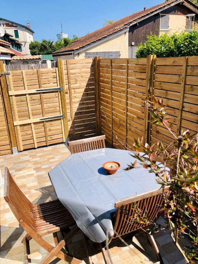Appartement Duplex Lumineux Idealement Situe 아레즈 외부 사진